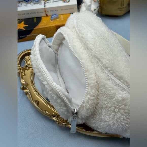 🆕 ALO YOGA 🧿 NWOT Sherpa Explorer Fanny Pack - Ivory - Picture 10 of 16